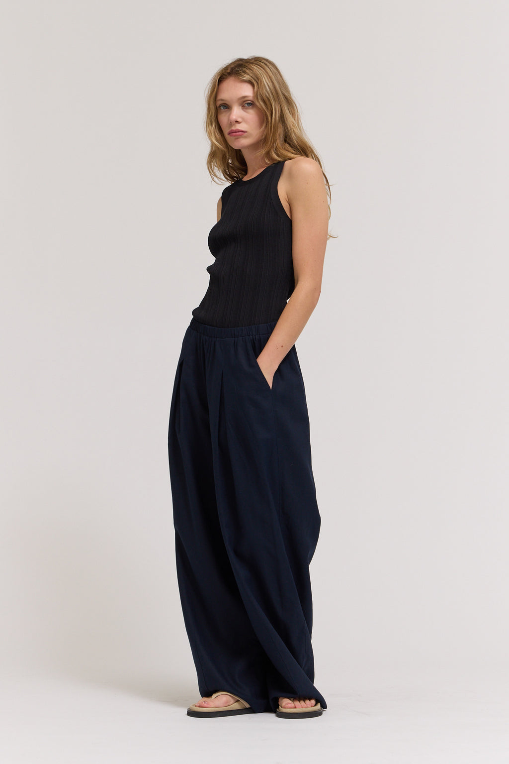 Linen Tuck Pants in Ink
