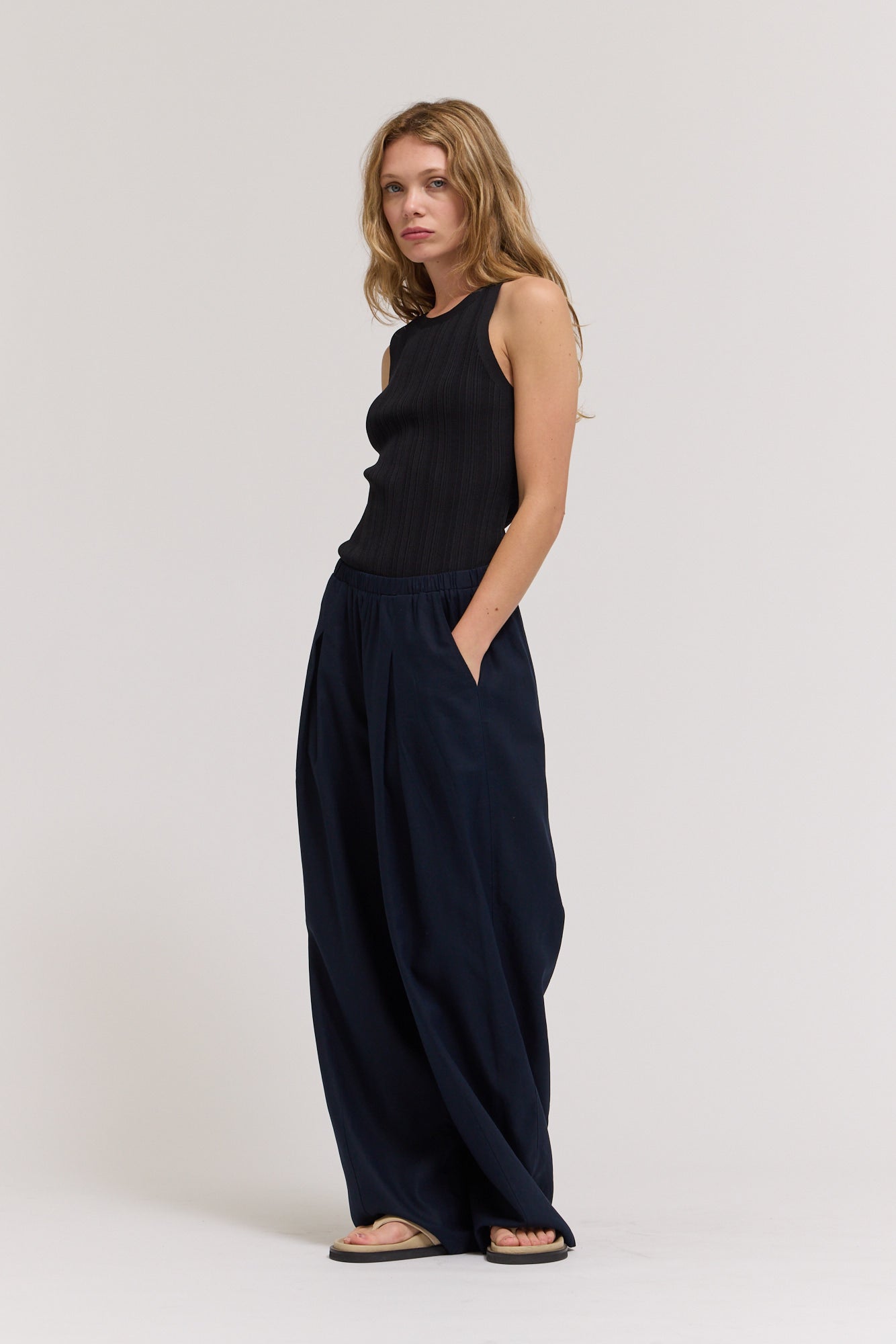 Linen Tuck Pants in Ink