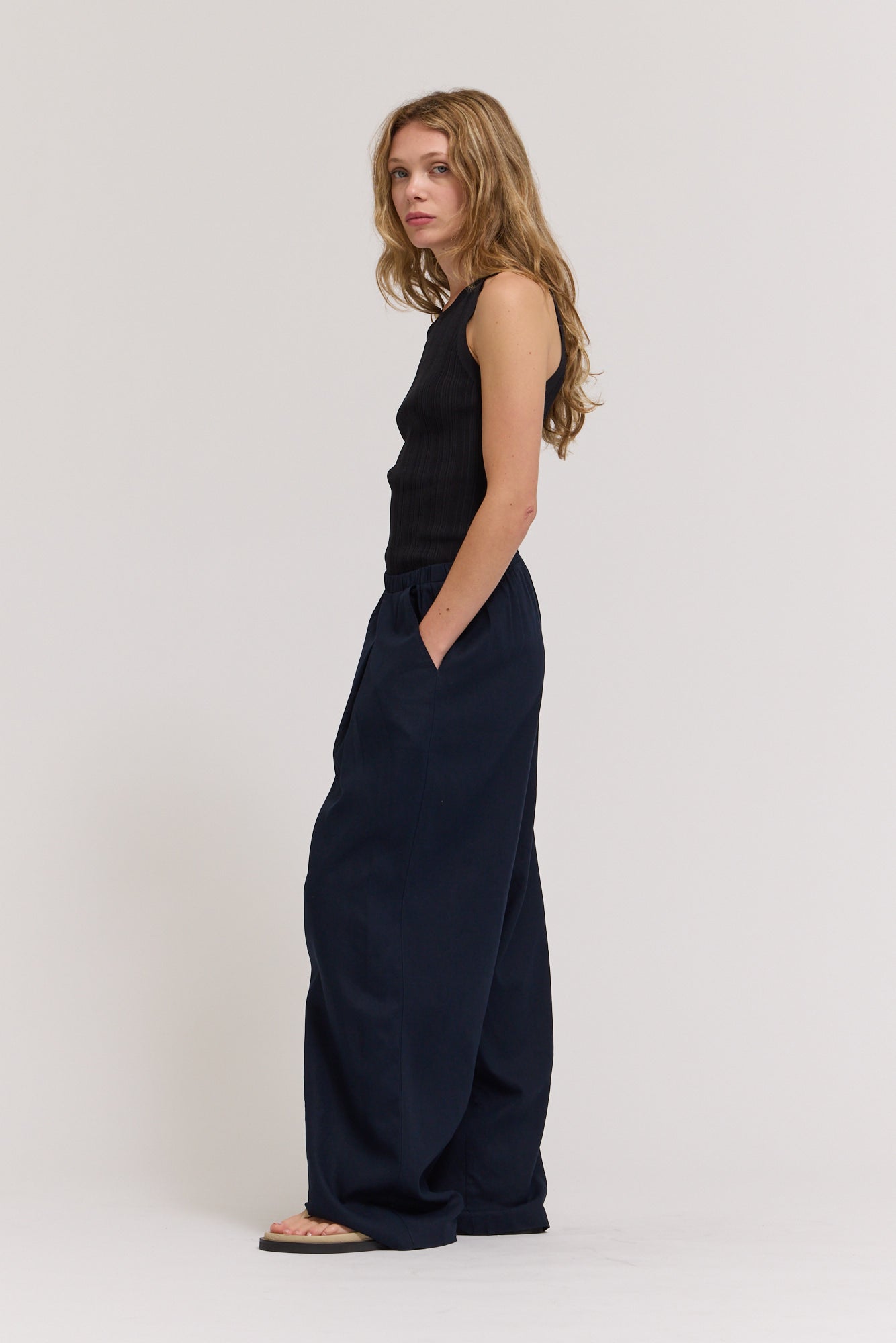 Linen Tuck Pants in Ink