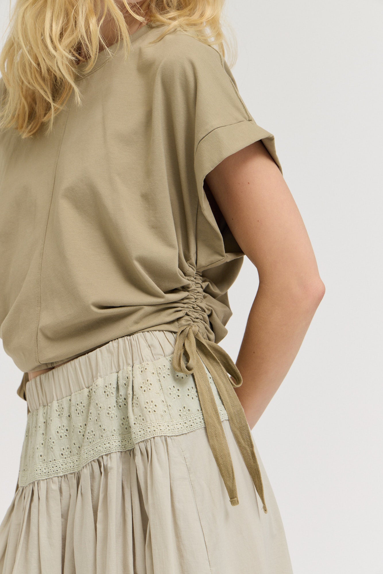 Side Scrunch Tee in Dry Sage