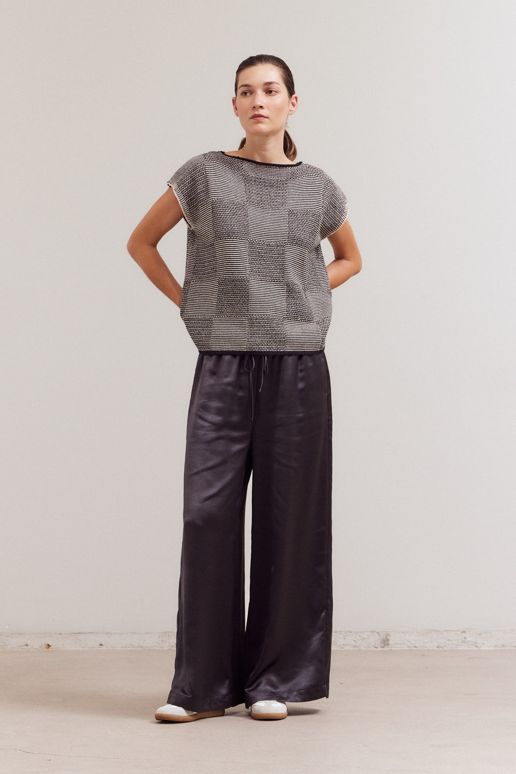 Mixed Yarn Sleeveless Sweater Top