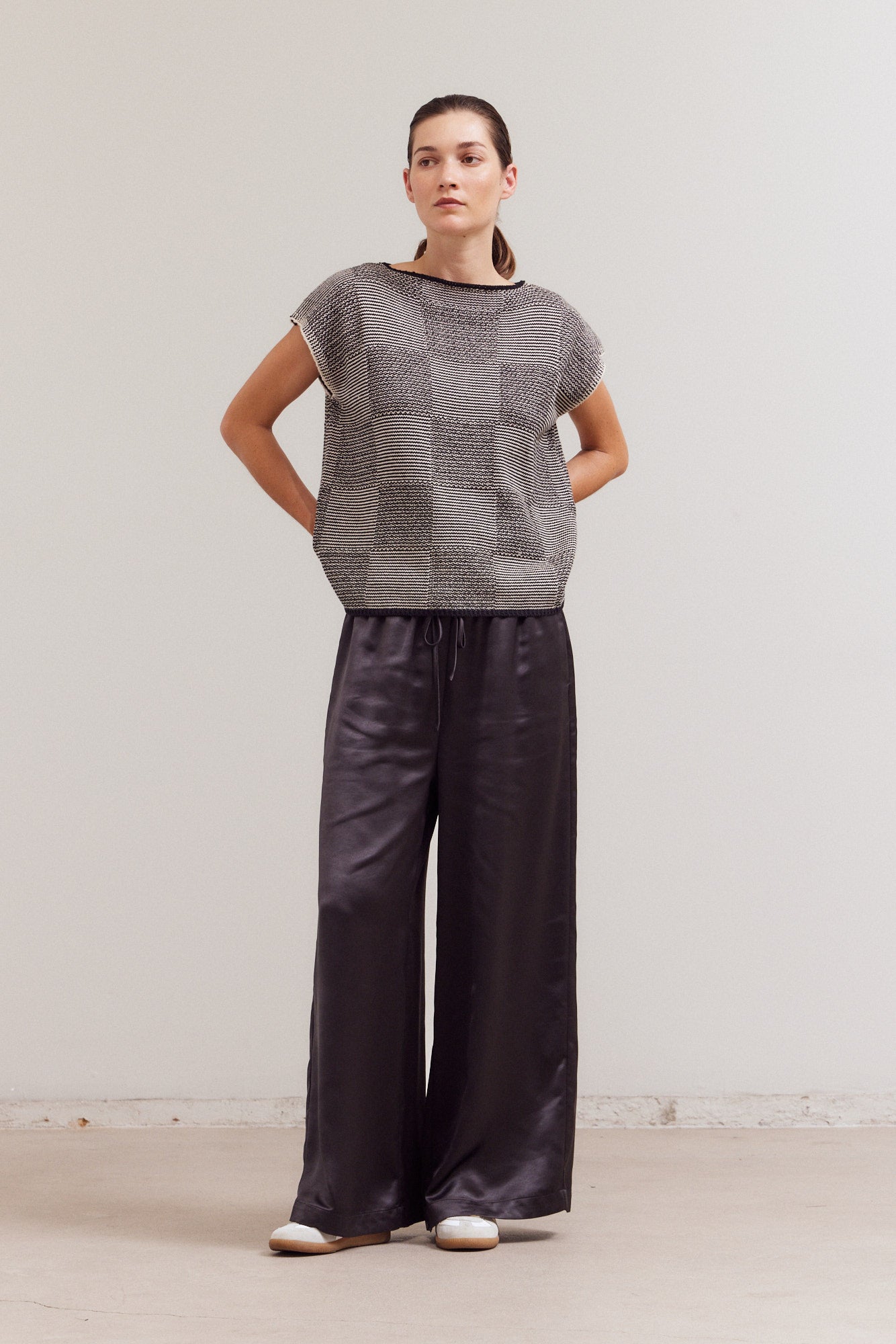 Mixed Yarn Sleeveless Sweater Top