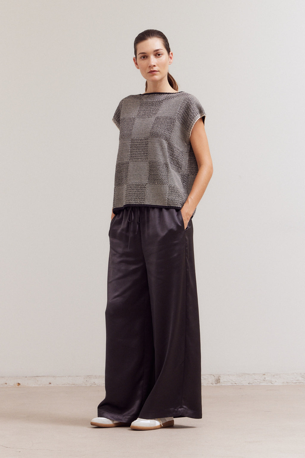 Mixed Yarn Sleeveless Sweater Top