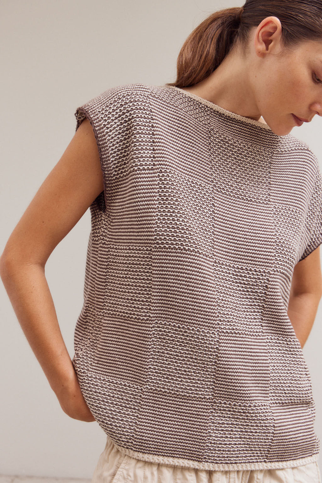 Mixed Yarn Sleeveless Sweater Top