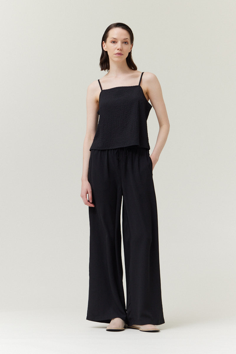 Straight Neckline Spaghetti Tank Top in Black