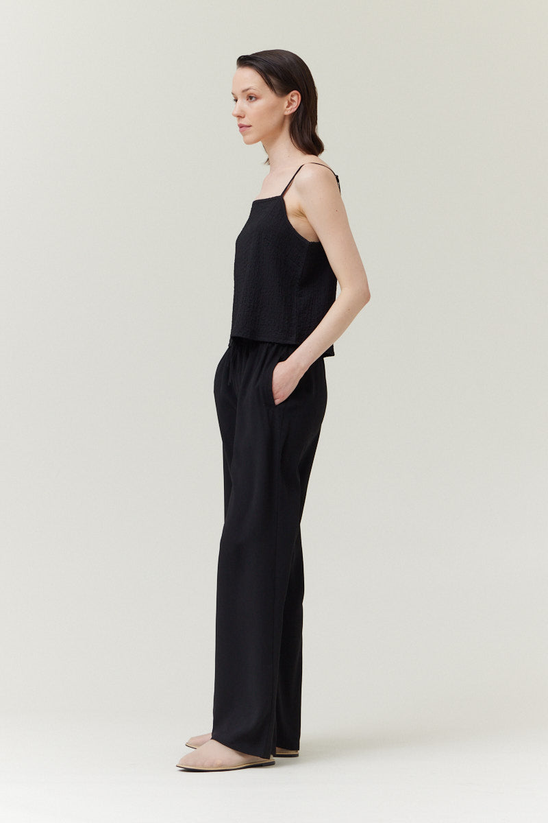Straight Neckline Spaghetti Tank Top in Black