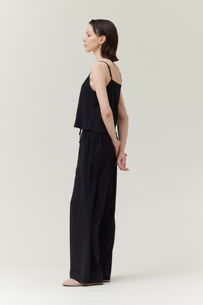 Straight Neckline Spaghetti Tank Top in Black