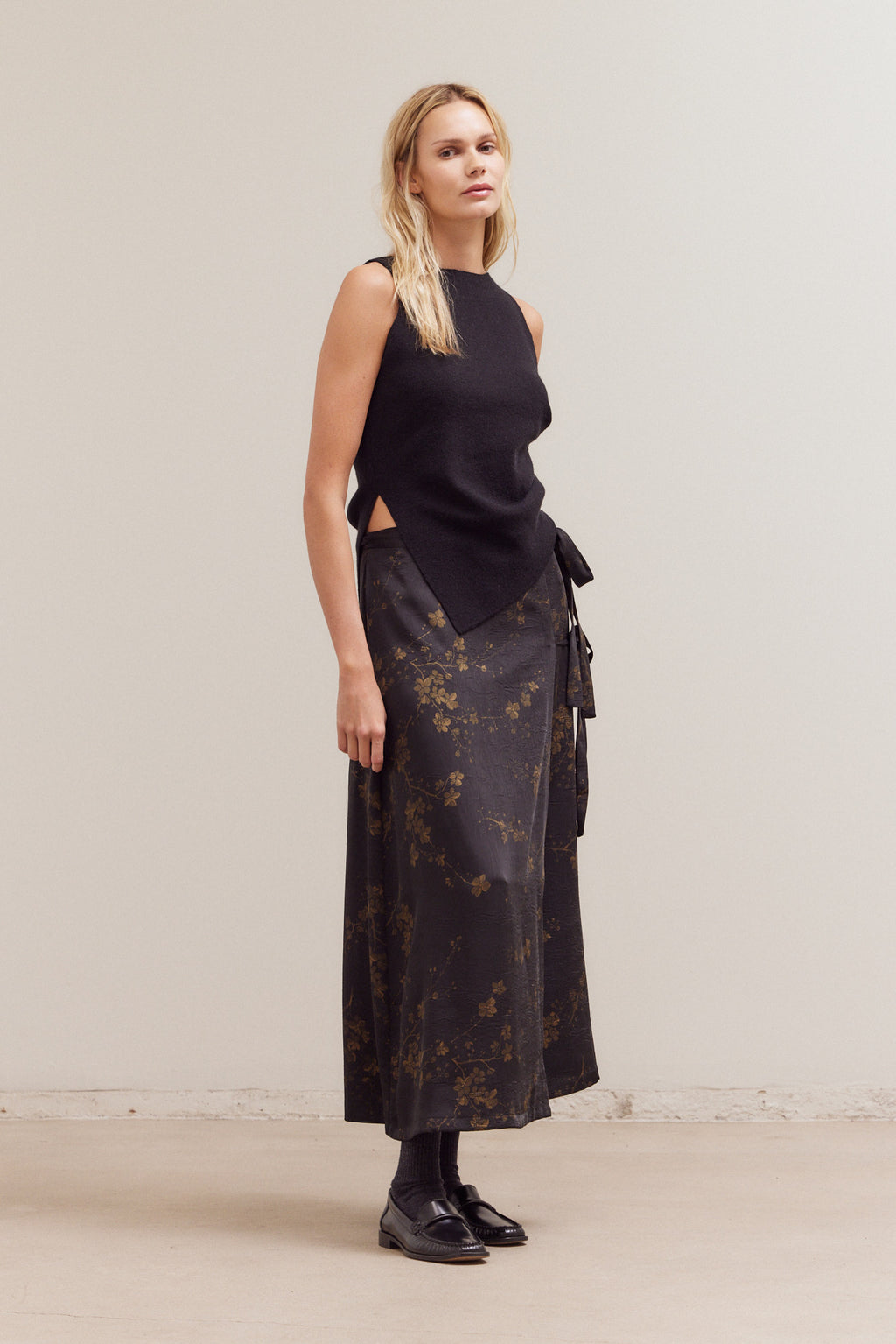 Unbalanced Side Shirring Sleeveless Knit Top