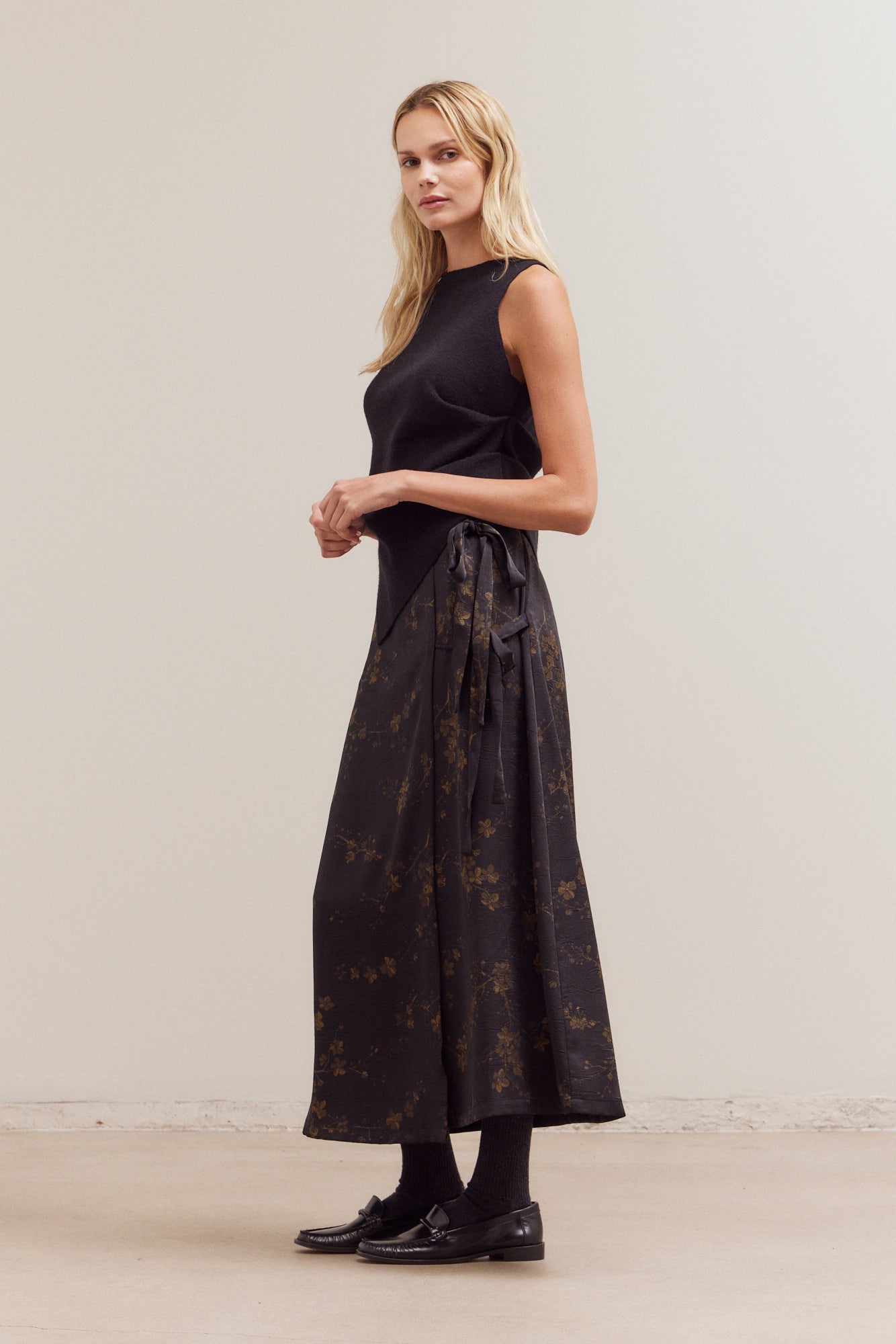 Unbalanced Side Shirring Sleeveless Knit Top