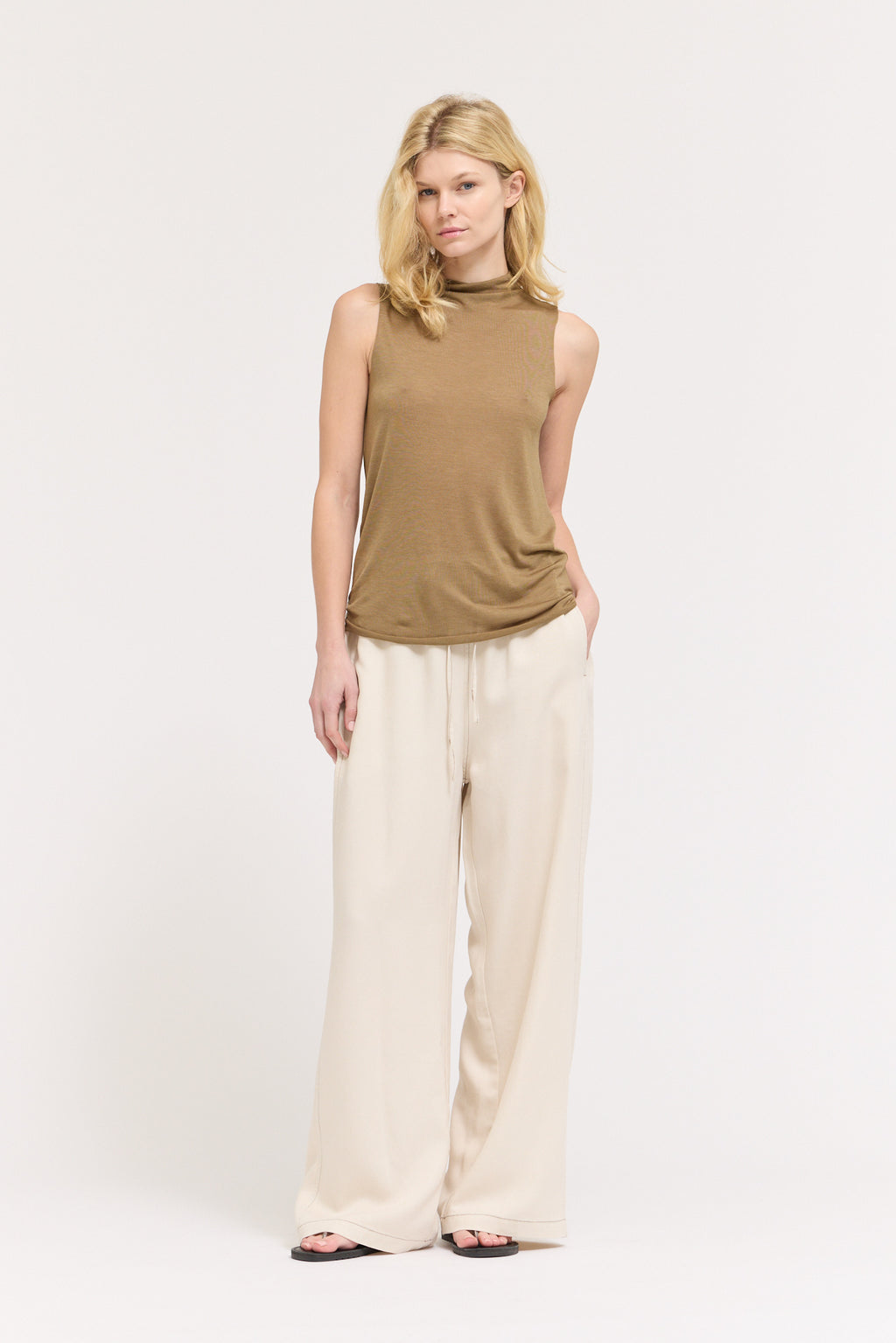 Cut And Sew Sleeveless Mock Neck Top in Trunk