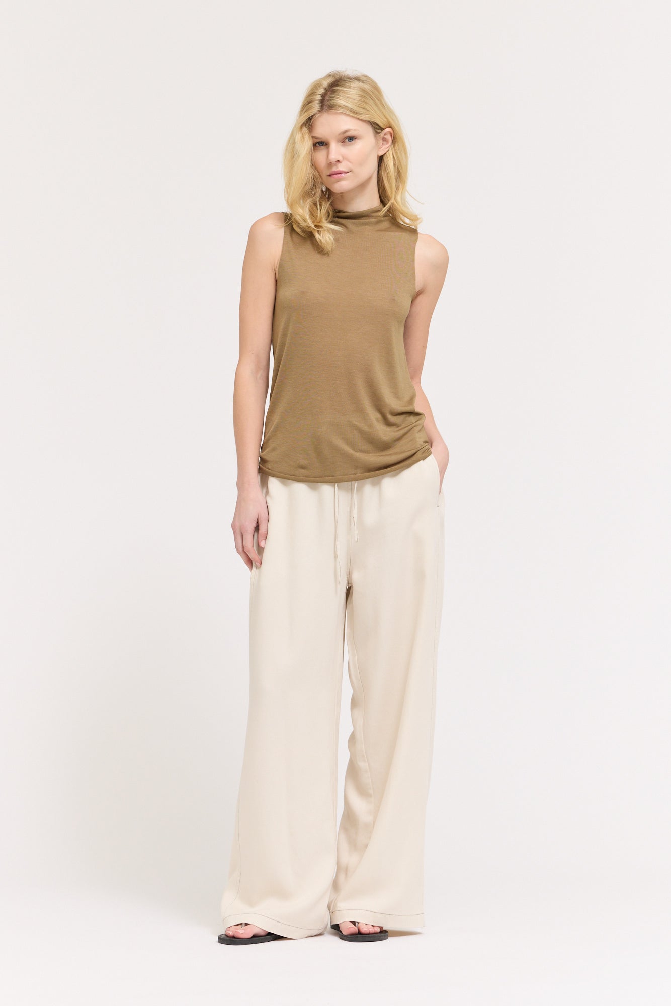 Cut And Sew Sleeveless Mock Neck Top in Trunk