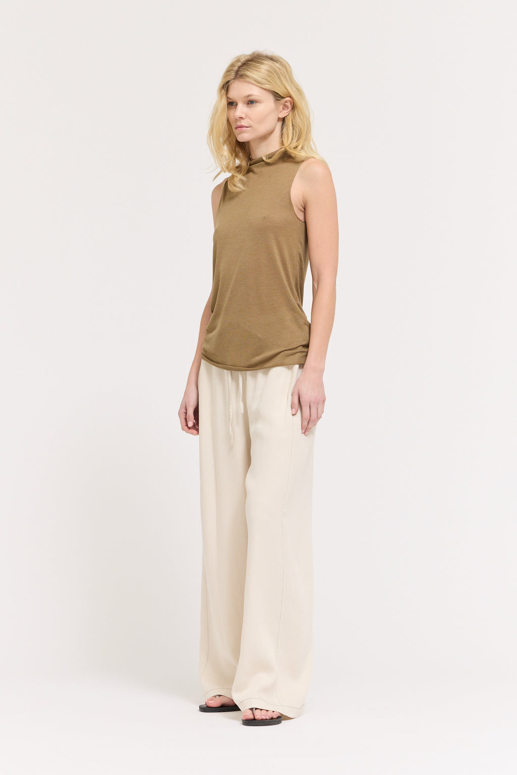 Cut And Sew Sleeveless Mock Neck Top in Trunk