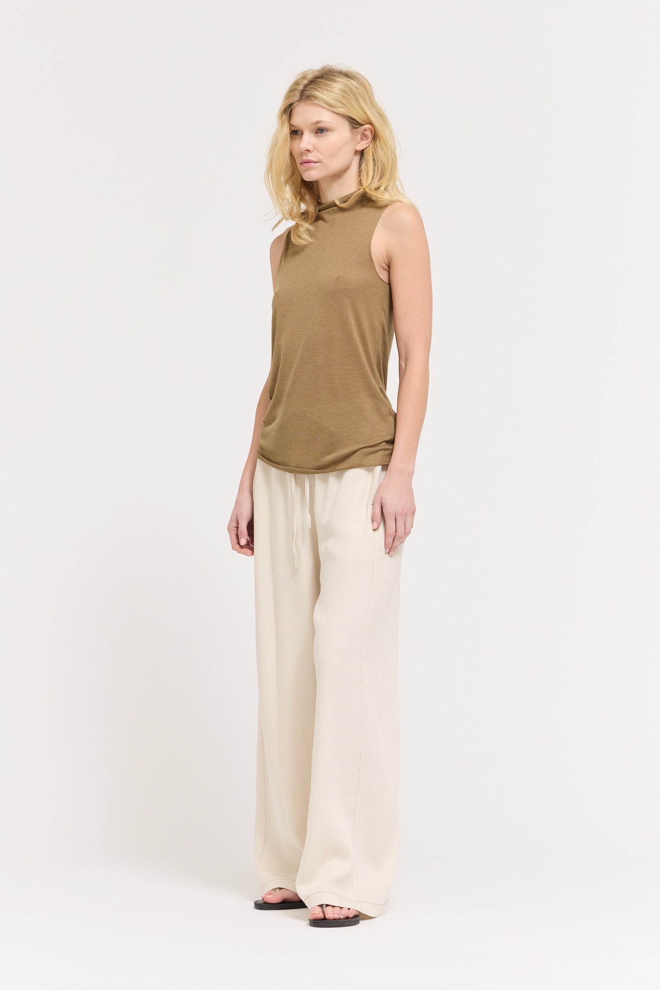 Cut And Sew Sleeveless Mock Neck Top in Trunk