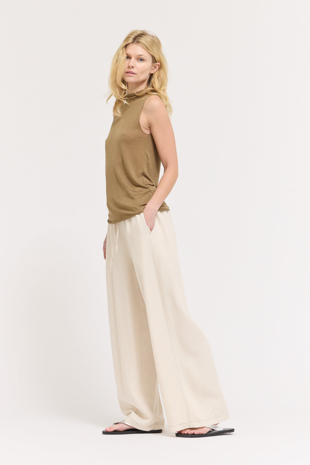 Cut And Sew Sleeveless Mock Neck Top in Trunk