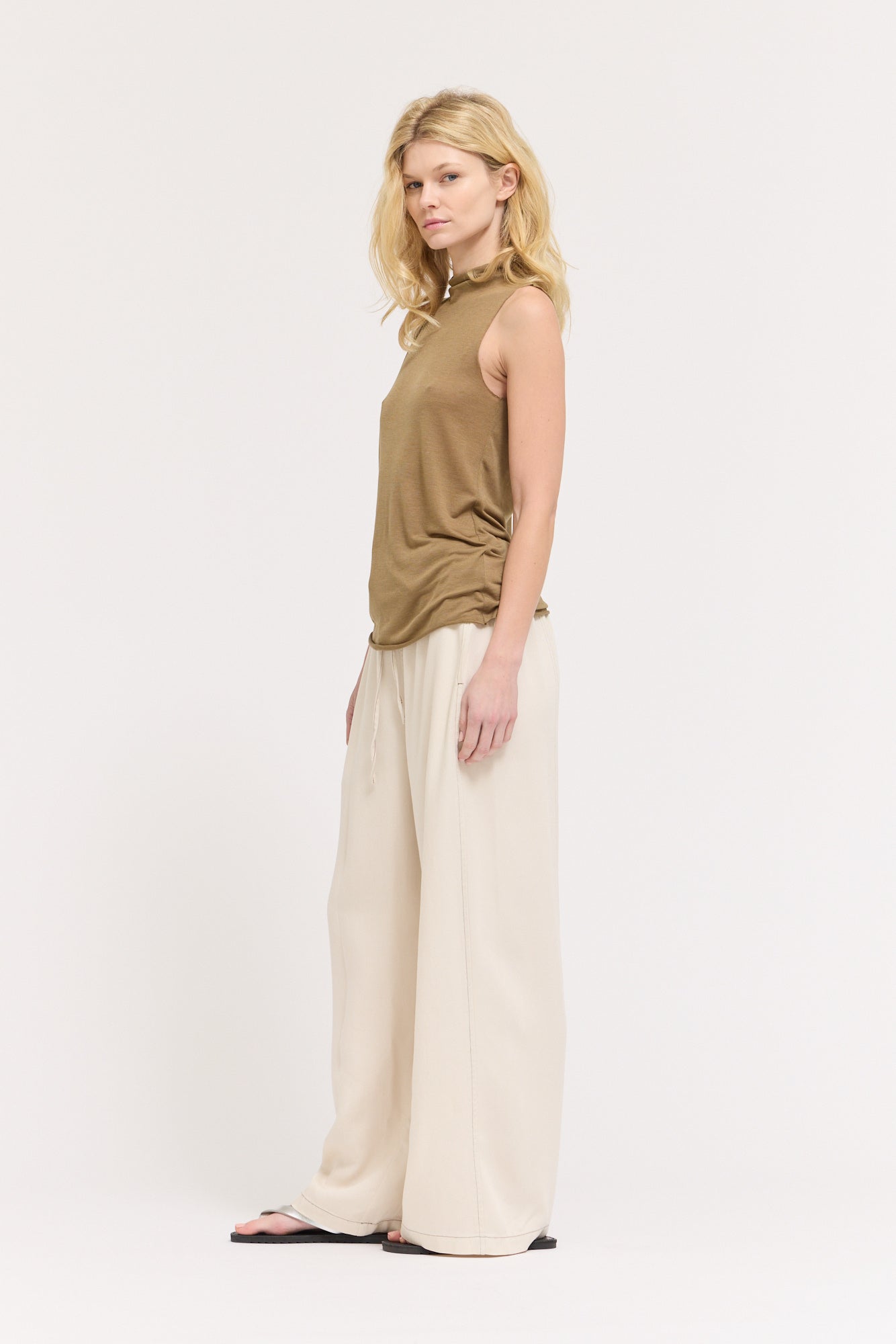 Cut And Sew Sleeveless Mock Neck Top in Trunk