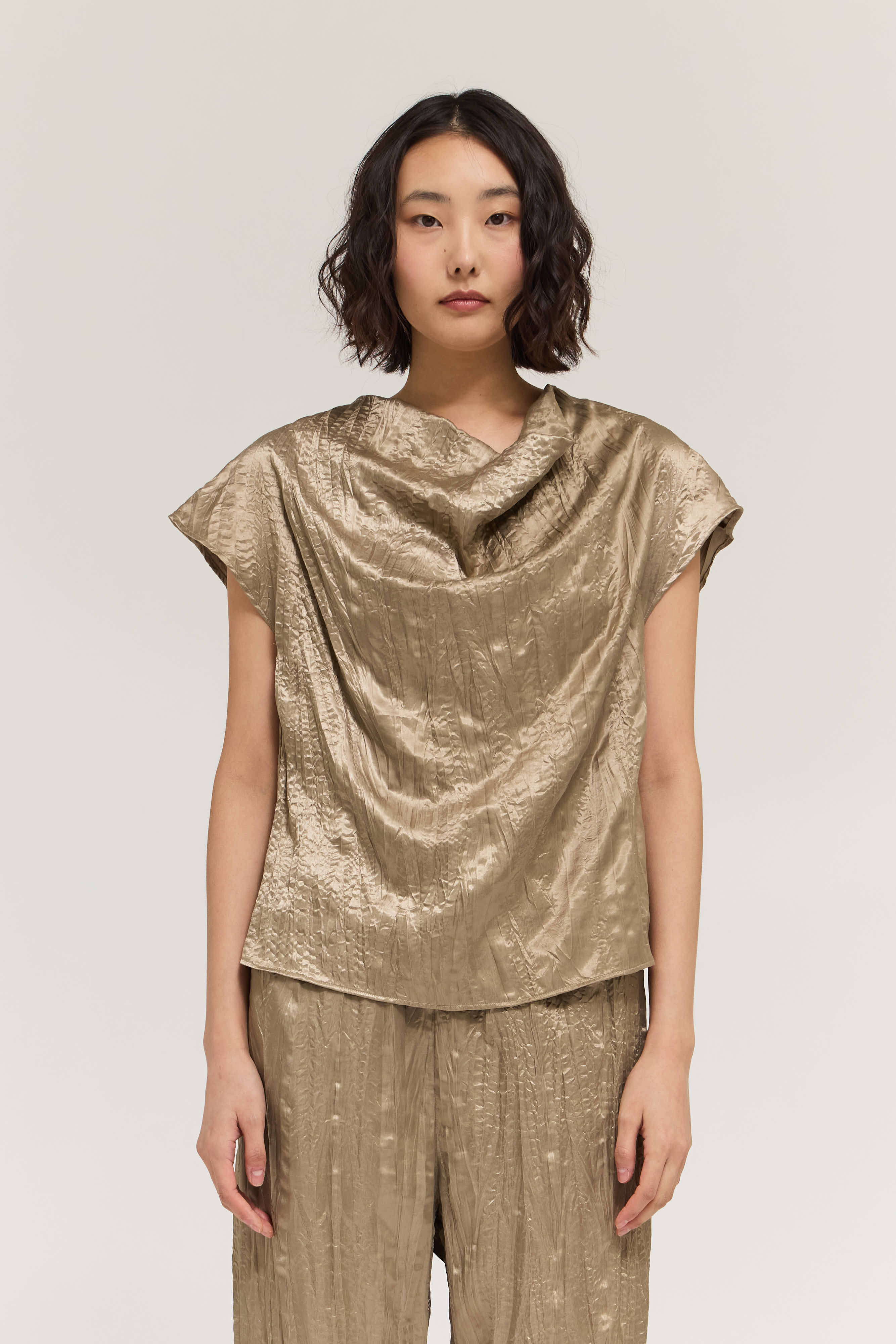 Cowl Neck Cap Sleeve Wrinkle Satin Top in Fawn