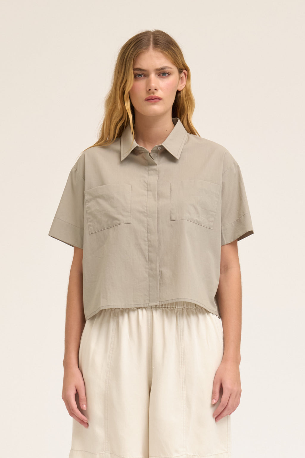 Cropped Button Up Short Sleeve Shirt in Concrete