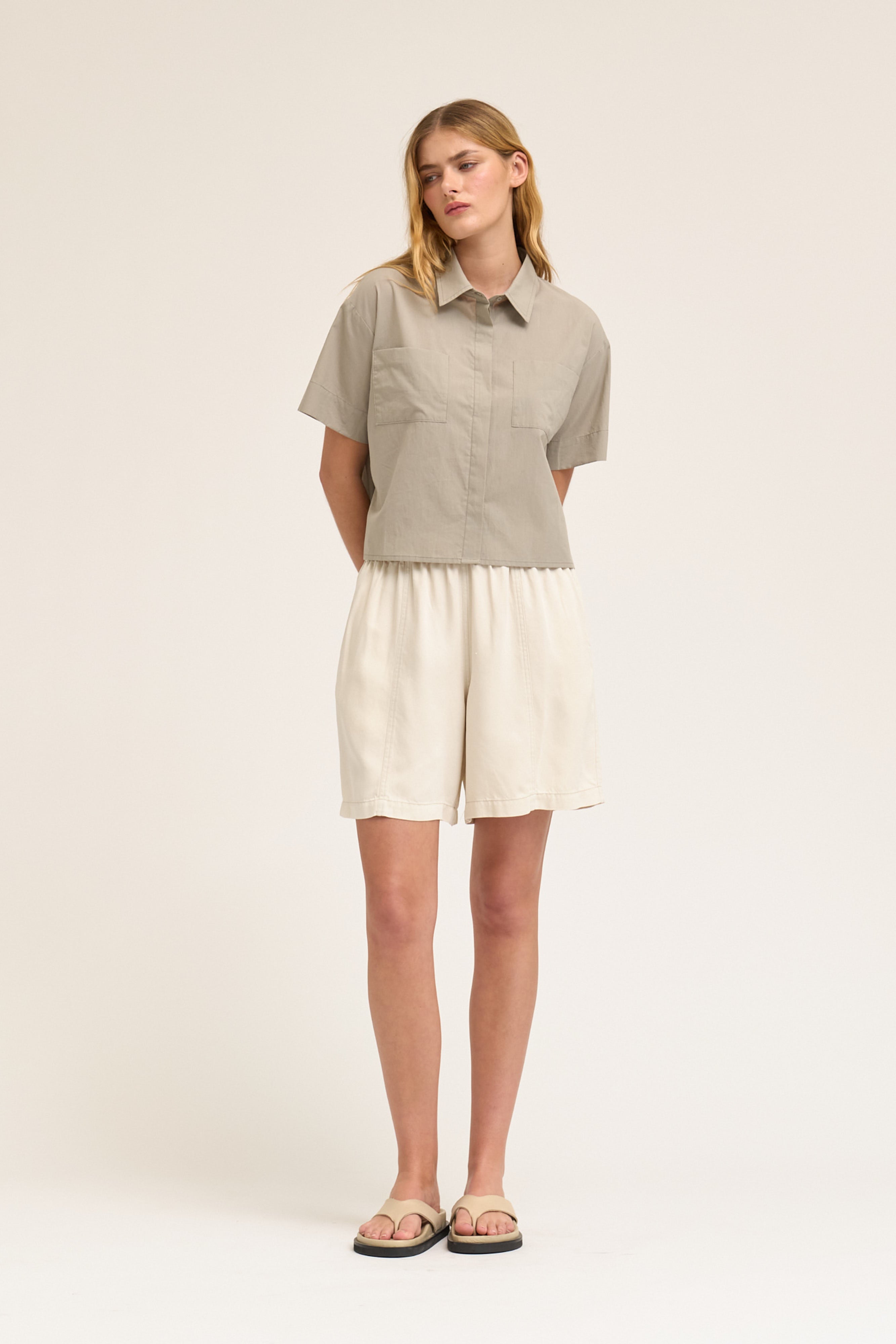 Cropped Button Up Short Sleeve Shirt in Concrete