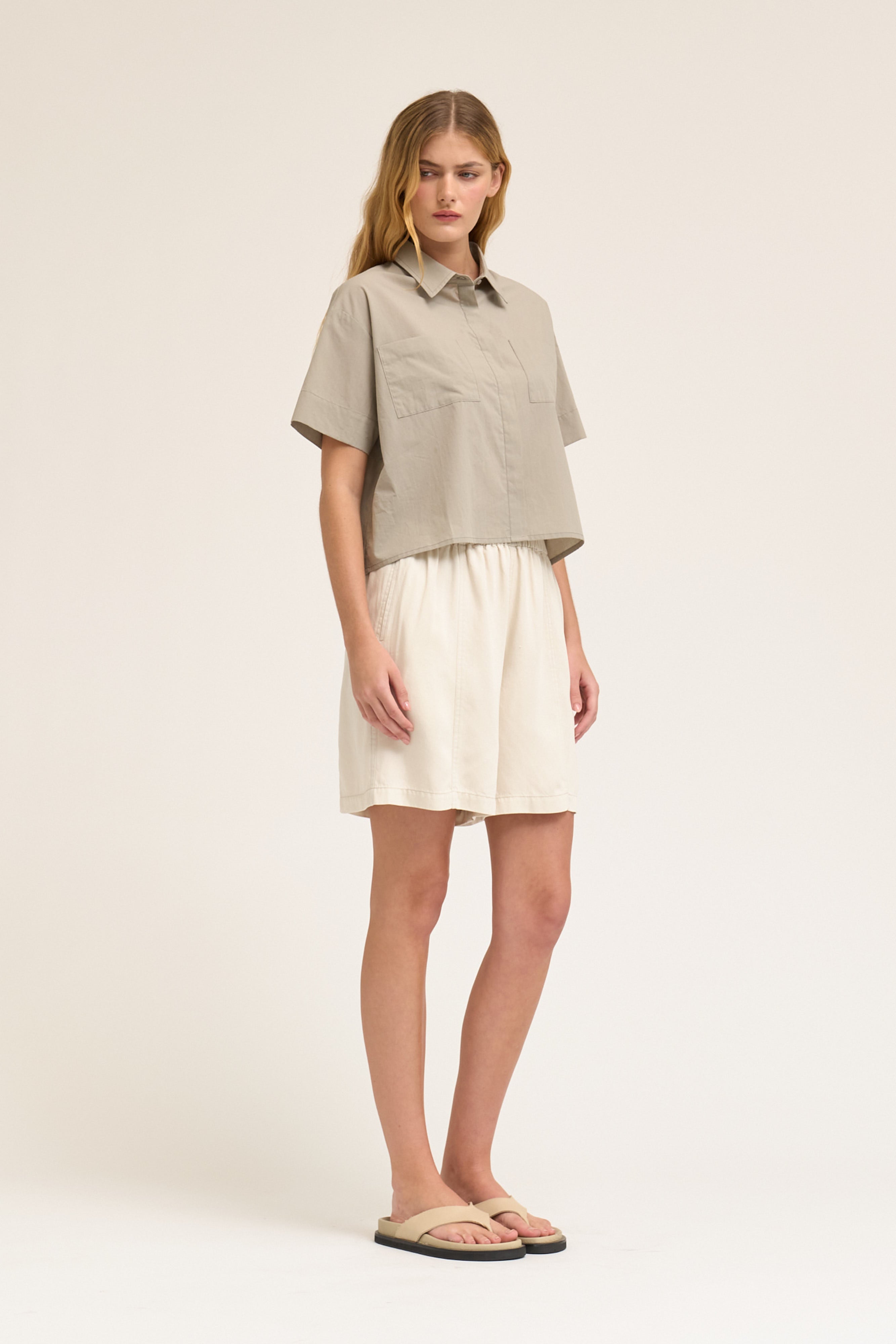 Cropped Button Up Short Sleeve Shirt in Concrete