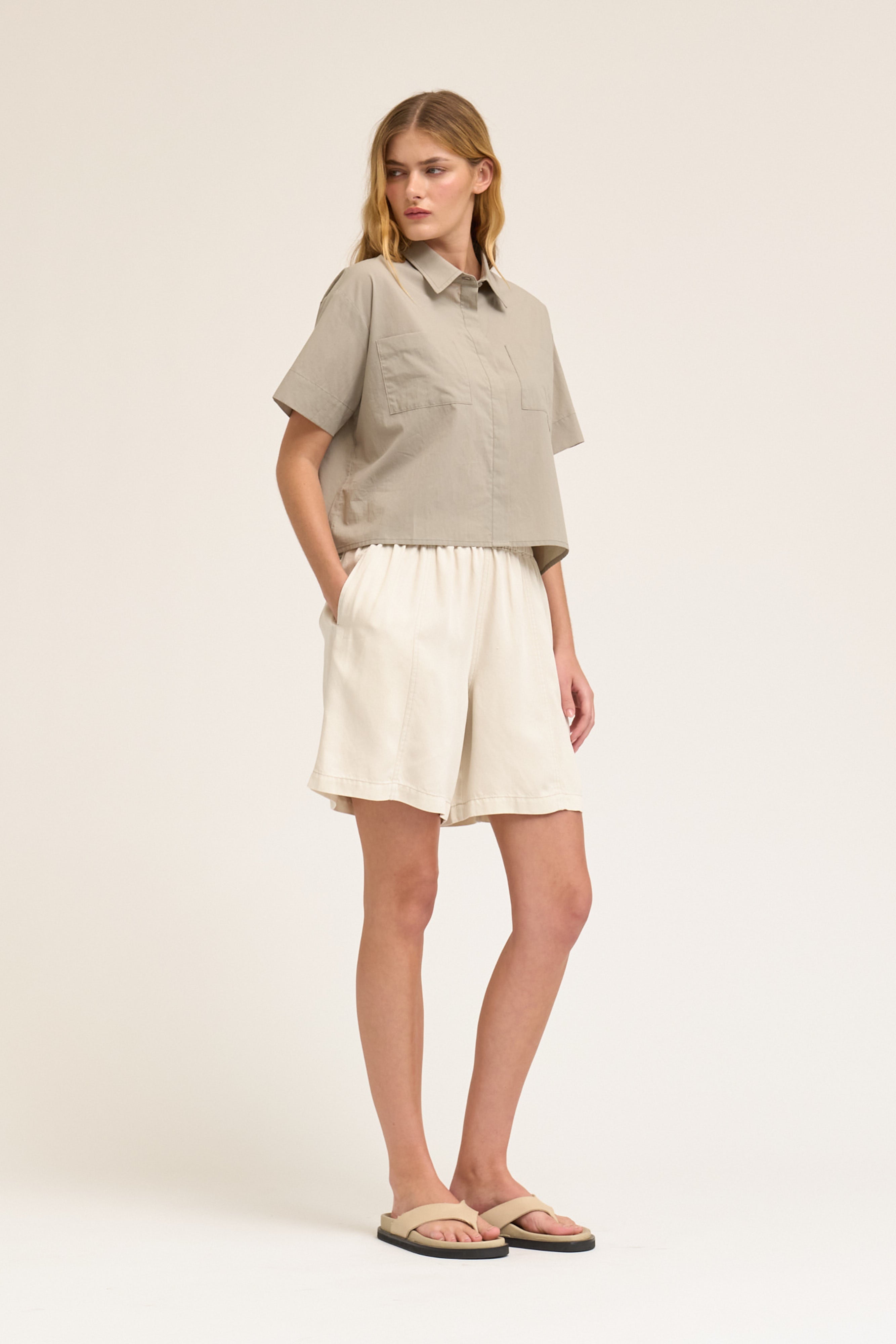 Cropped Button Up Short Sleeve Shirt in Concrete