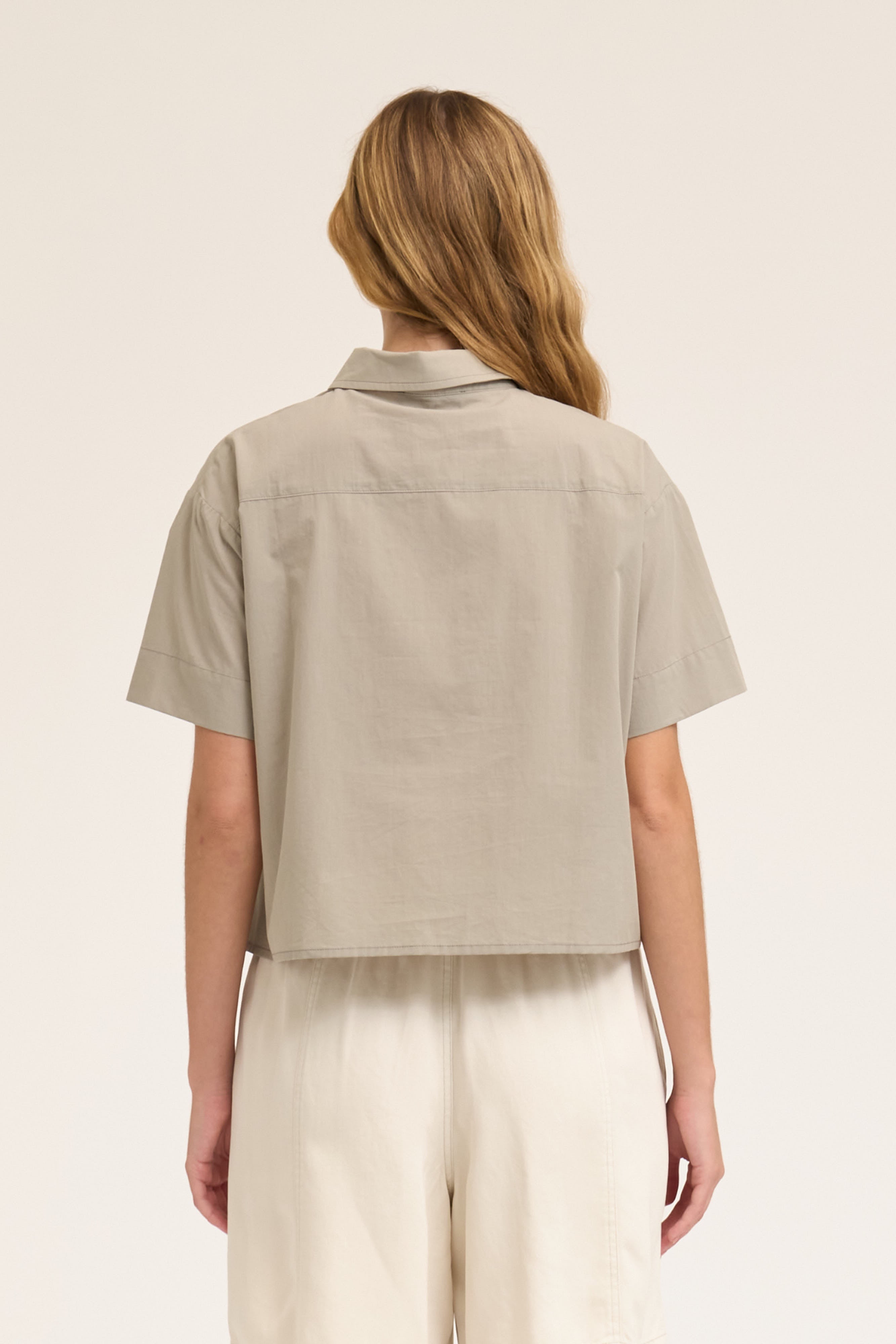Cropped Button Up Short Sleeve Shirt in Concrete