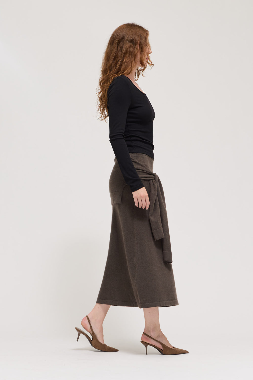 Rounded V-Neck Long Sleeve Tee in Black