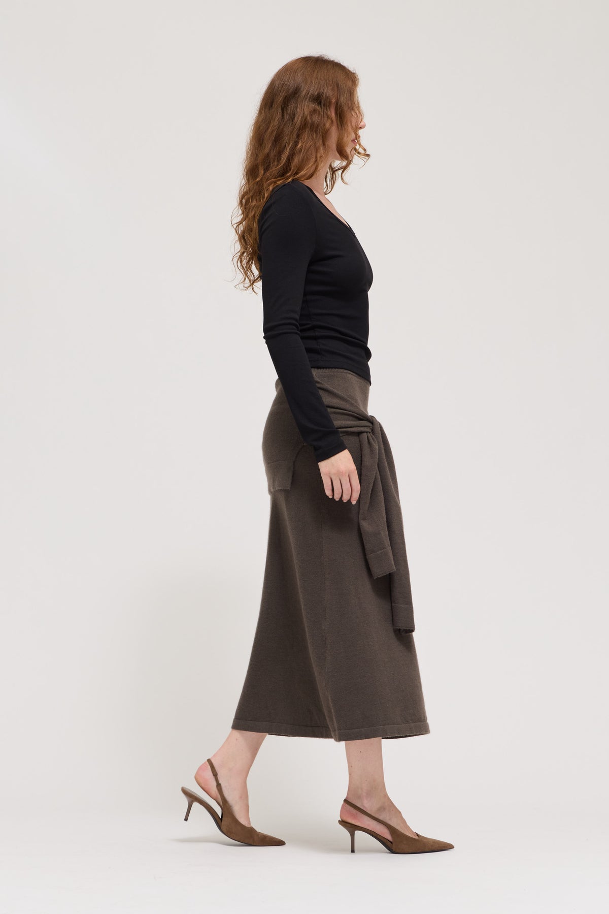 Rounded V-Neck Long Sleeve Tee in Black
