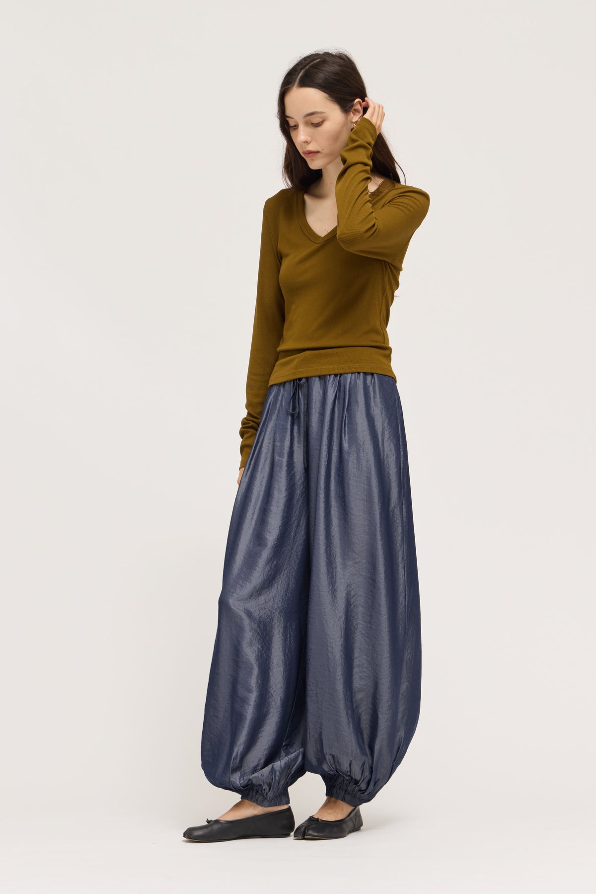 Rounded V-Neck Long Sleeve Tee in Moss Brown