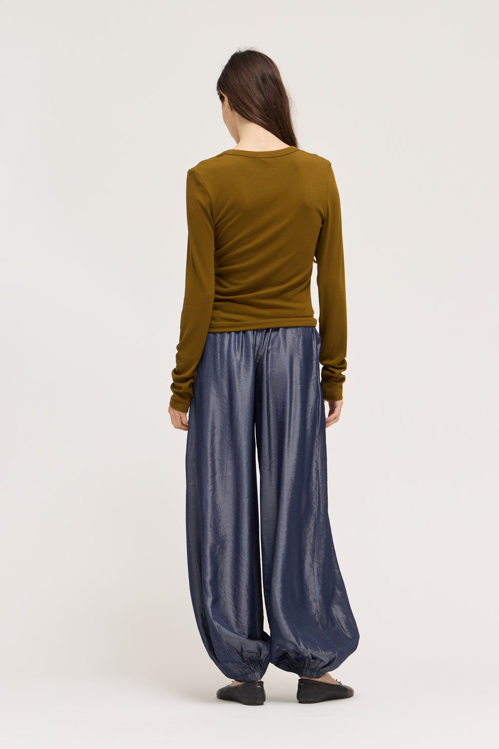 Rounded V-Neck Long Sleeve Tee in Moss Brown