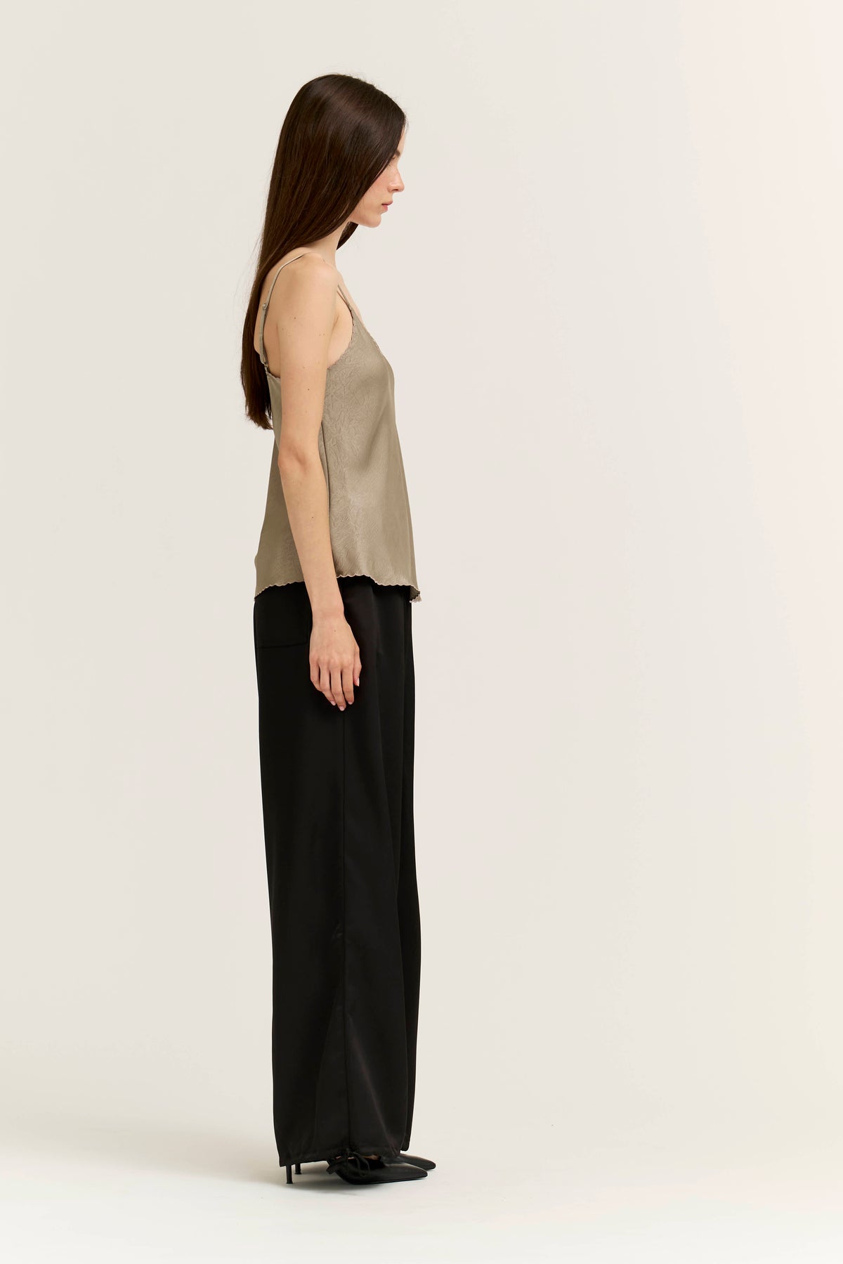 Scallop Edge Bias Tank in Granite