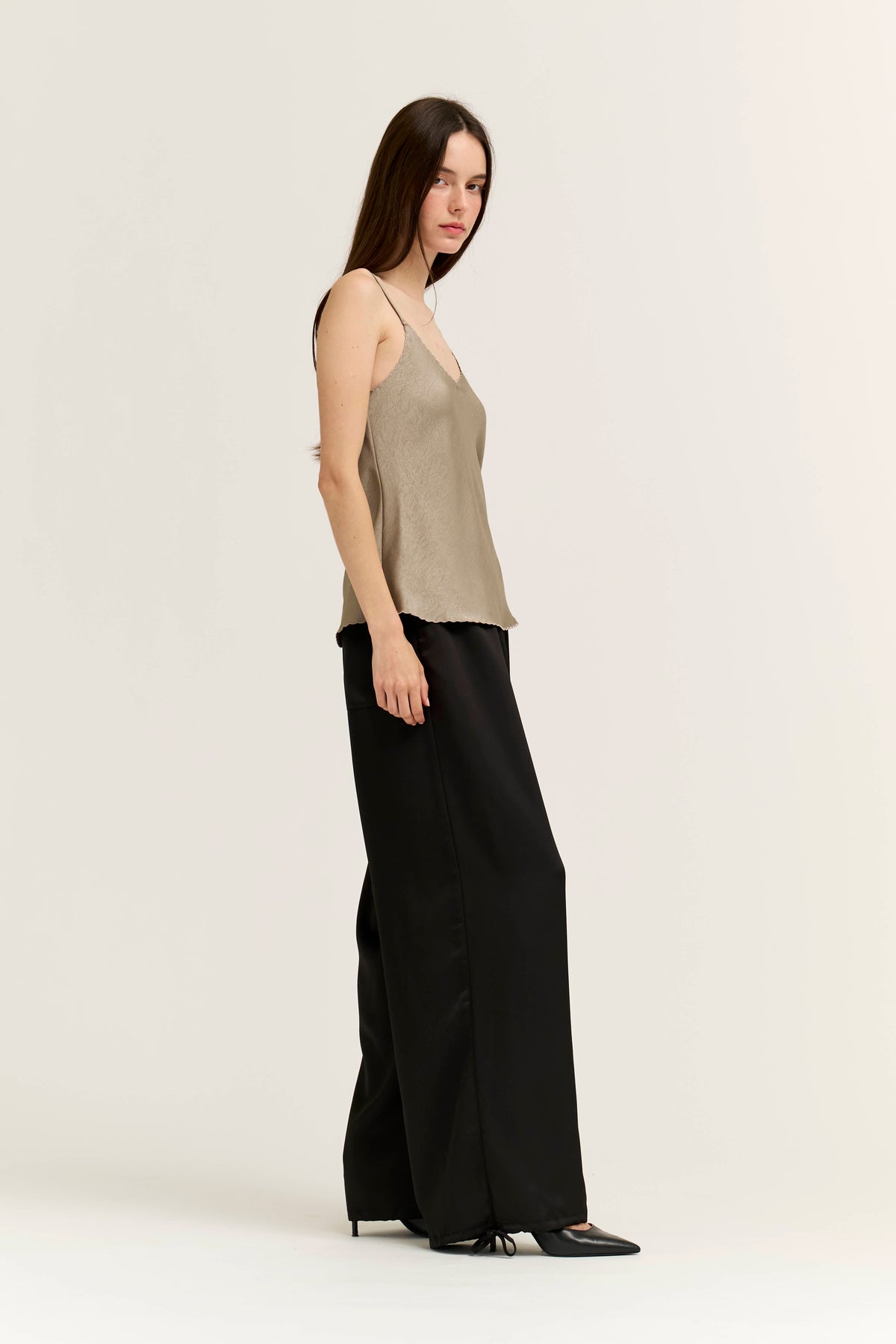 Scallop Edge Bias Tank in Granite