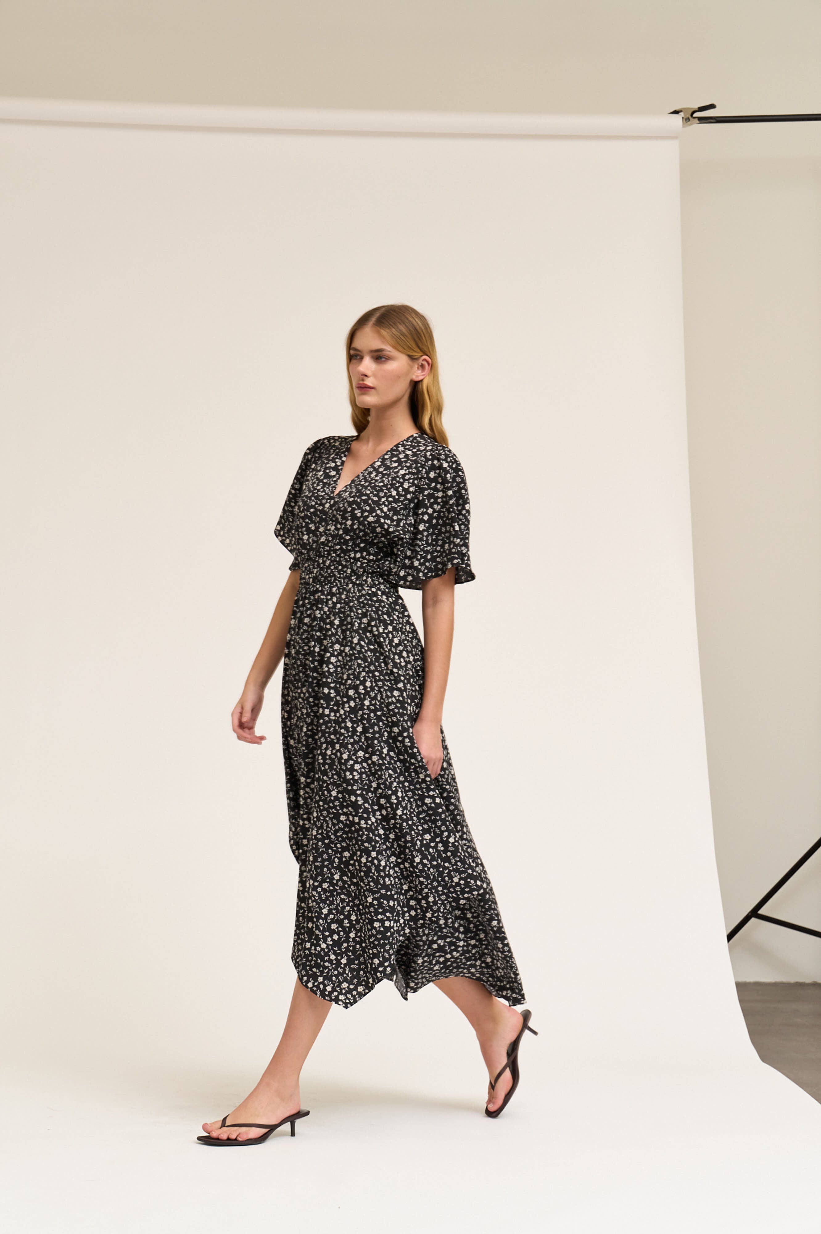 Unbalanced Skirt Floral Print Maxi Dress in Black/Off White