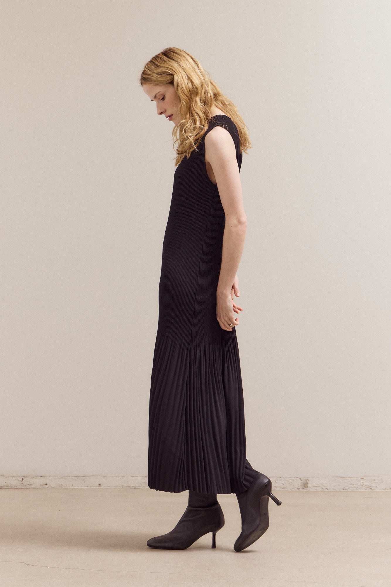 Wrinkled Pleat Sleeveless Maxi Dress