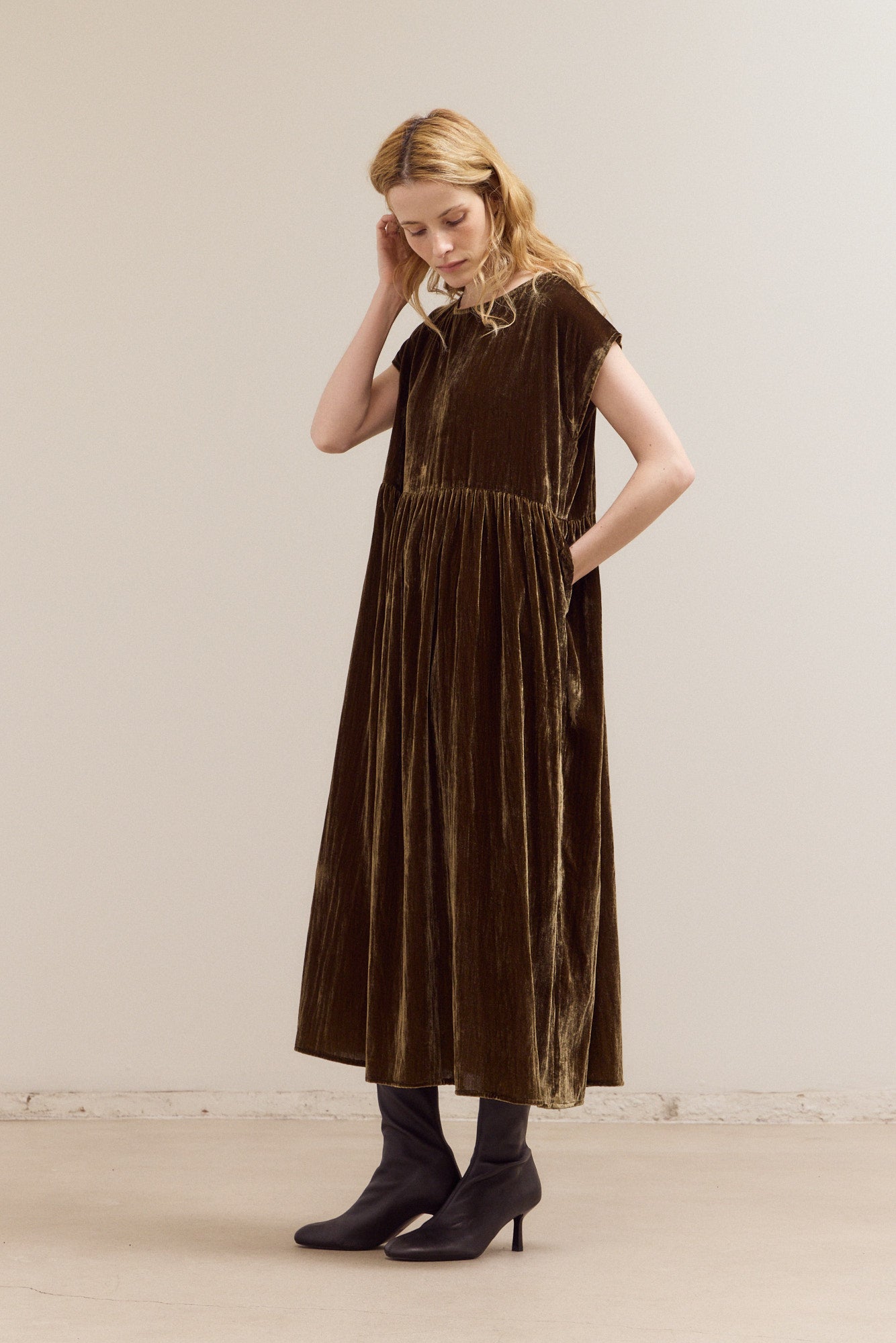 Overfit Velvet Midi Dress