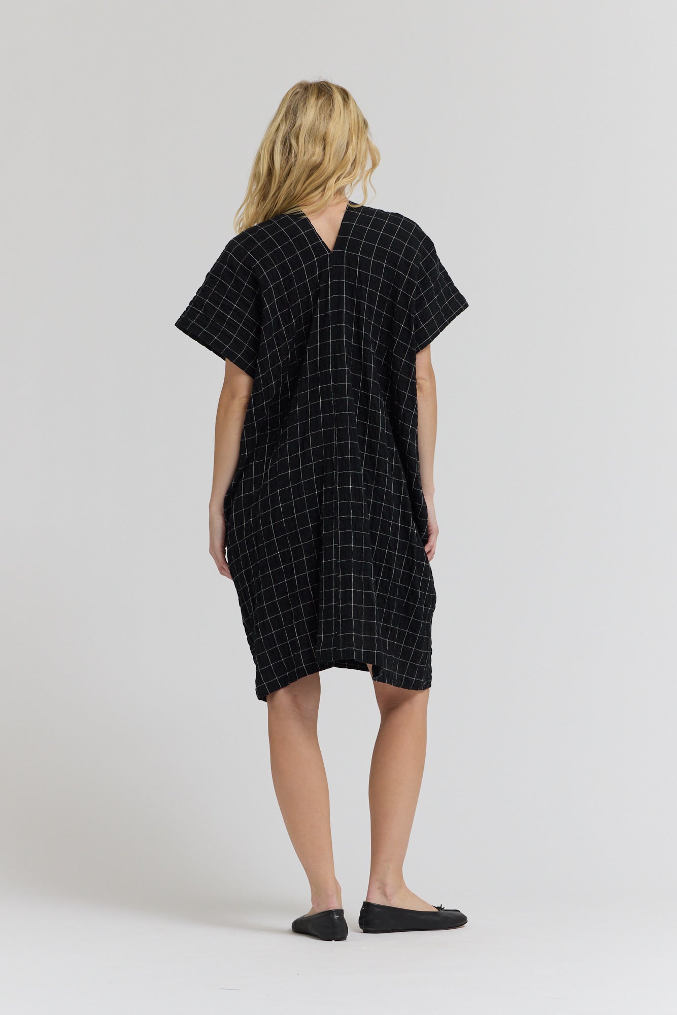 V-Neck Sleeveless Gauze Top in Black
